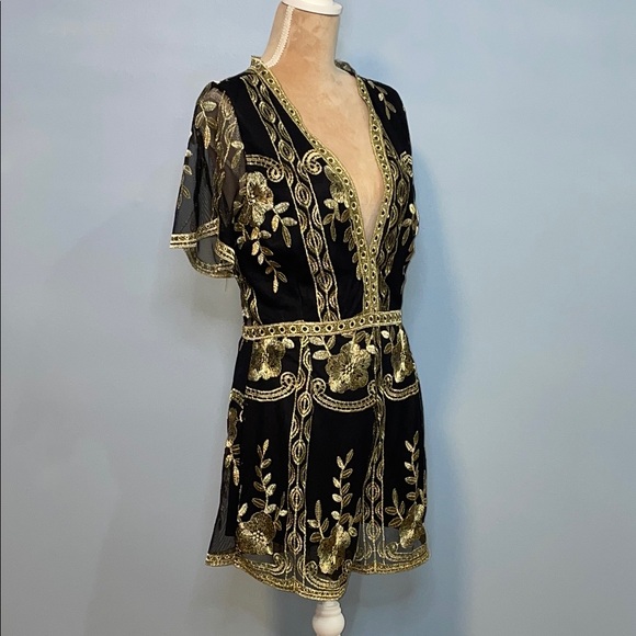 Elegant Black and Gold Romper with Modern Flair Size Medium - Picture 5 of 12